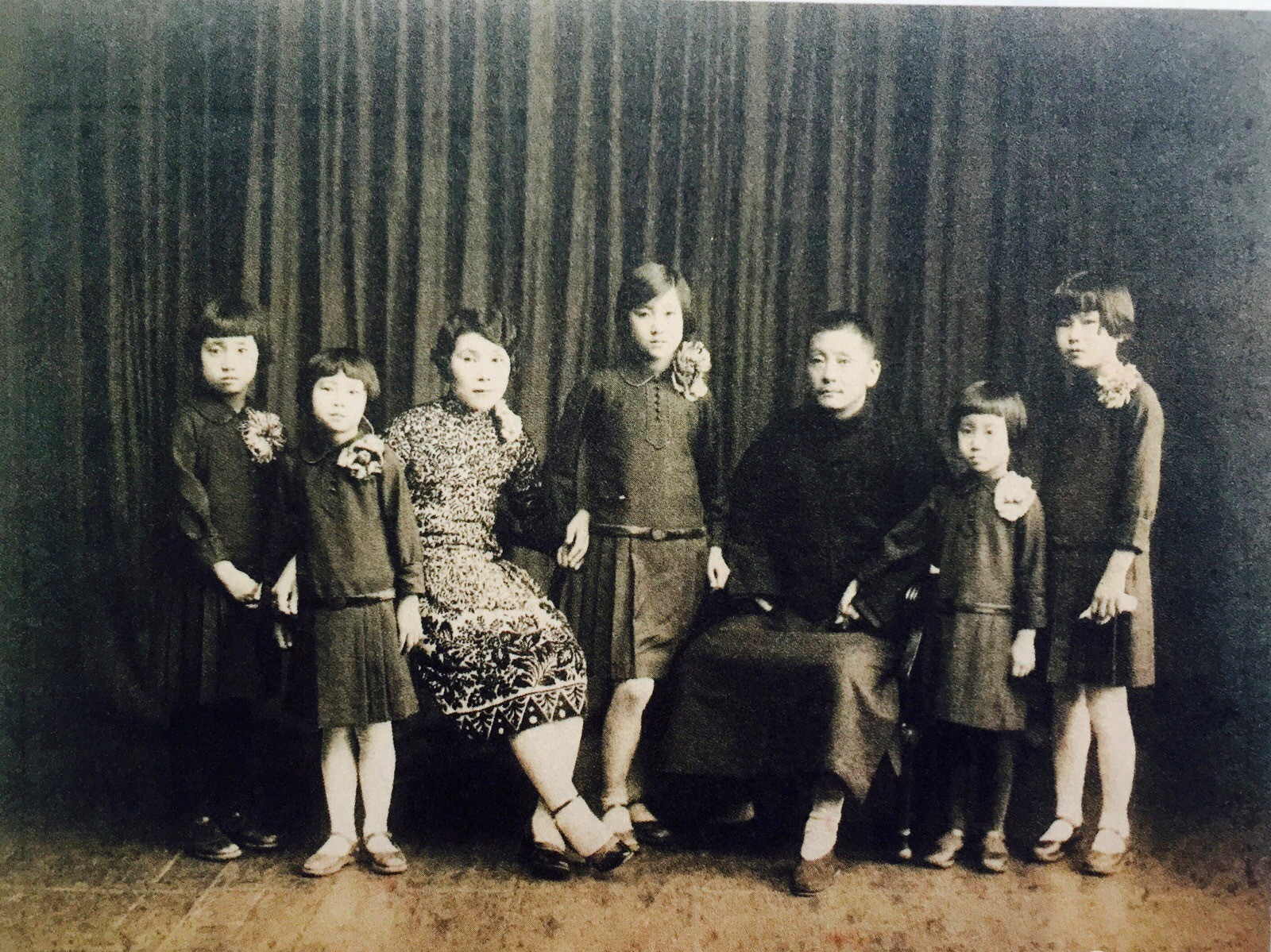 他是抗日将领却迎娶日本妻子,生下五个女儿,三女婿至今家喻户晓