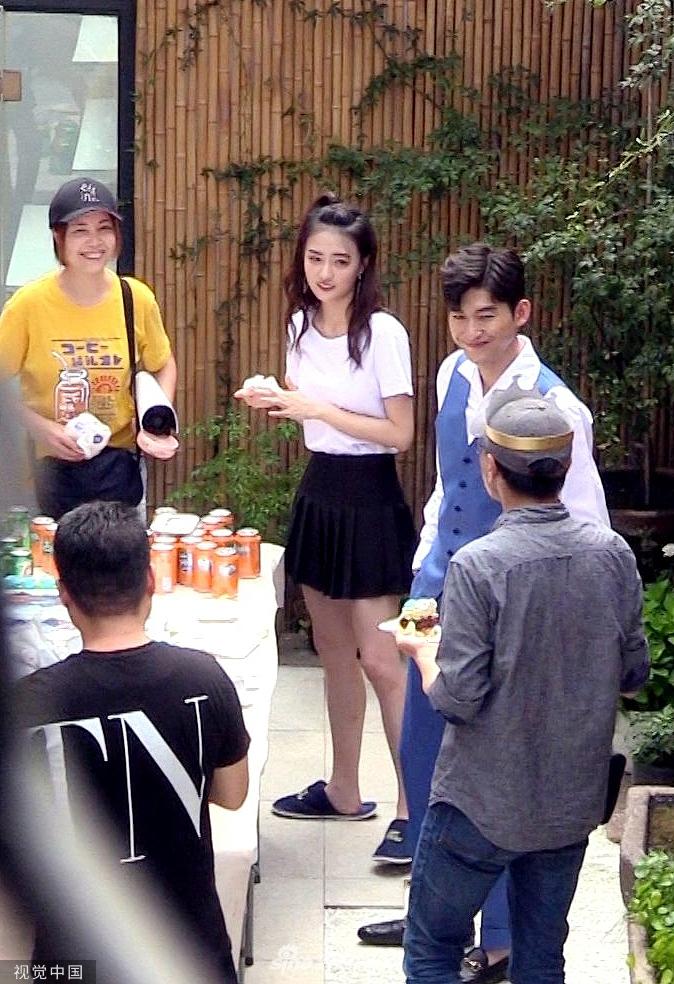 张翰徐璐拍戏庆生两不误 片场秒变生日趴