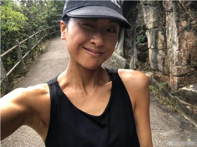 徐濠萦山中偶遇谢霆锋父子,网友希望她能带上陈奕迅