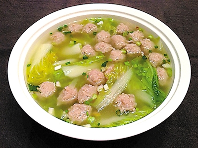 煮肉丸汤时,千万别直接下锅,多加这2步,肉丸劲道还不松散