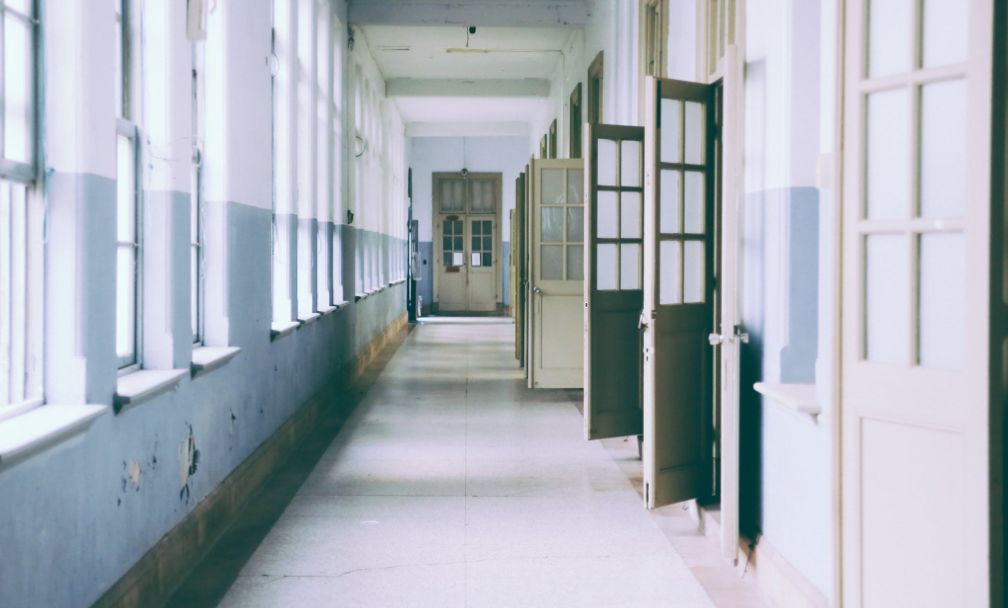 如何看待老师未按要求打开后门,校长将上课的教室门踹开一事?