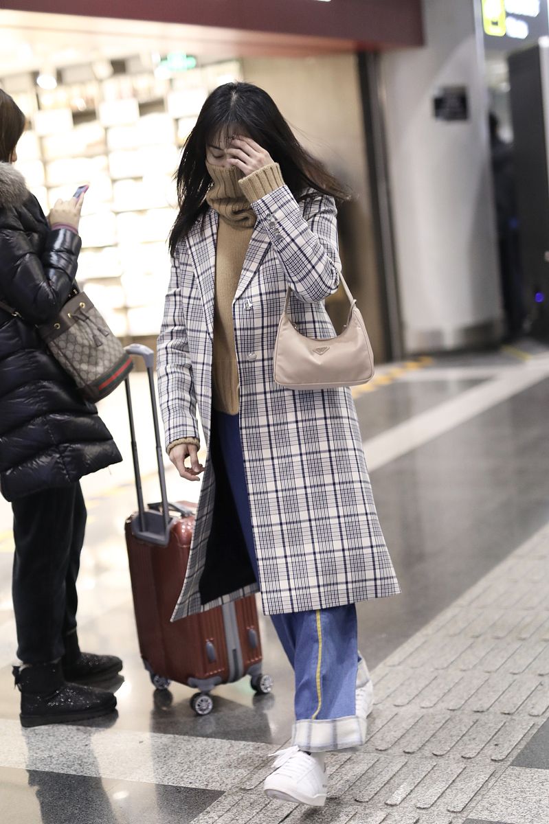 郑爽街拍:格纹大衣驼色高领毛衣 prada hobo尼龙包prada合作款贝壳头