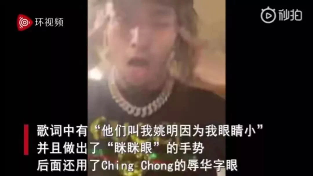 在唱这段的同时,他居然还对着镜头, 做了眯眯眼的动作—— 手指搭住