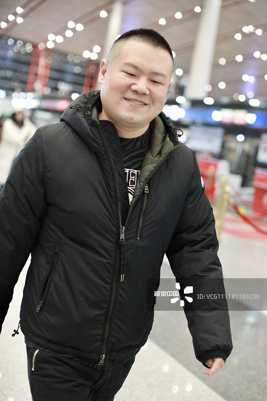 岳云鹏一身黑棉服包裹呆萌似"福娃",和镜头亲切挥手展露笑容!