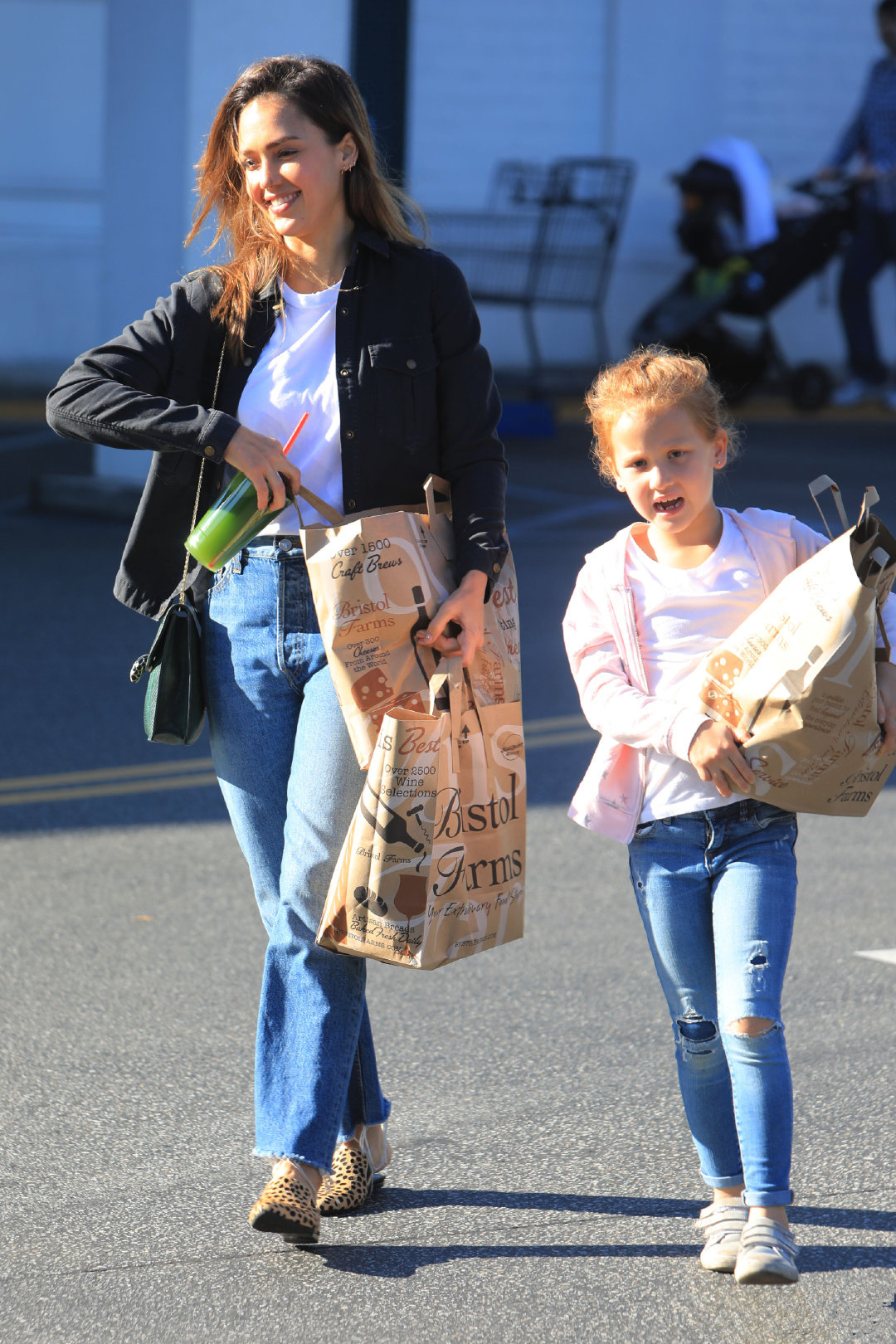 杰西卡女儿终于逆袭,一条破洞牛仔裤时髦又清爽,妈妈都被比下去