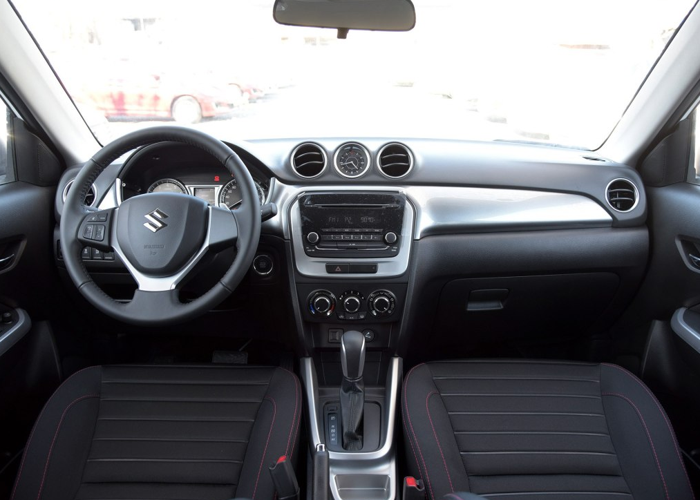 内饰上,铃木维特拉的内饰设计简约大气,t形中控布局搭配8.