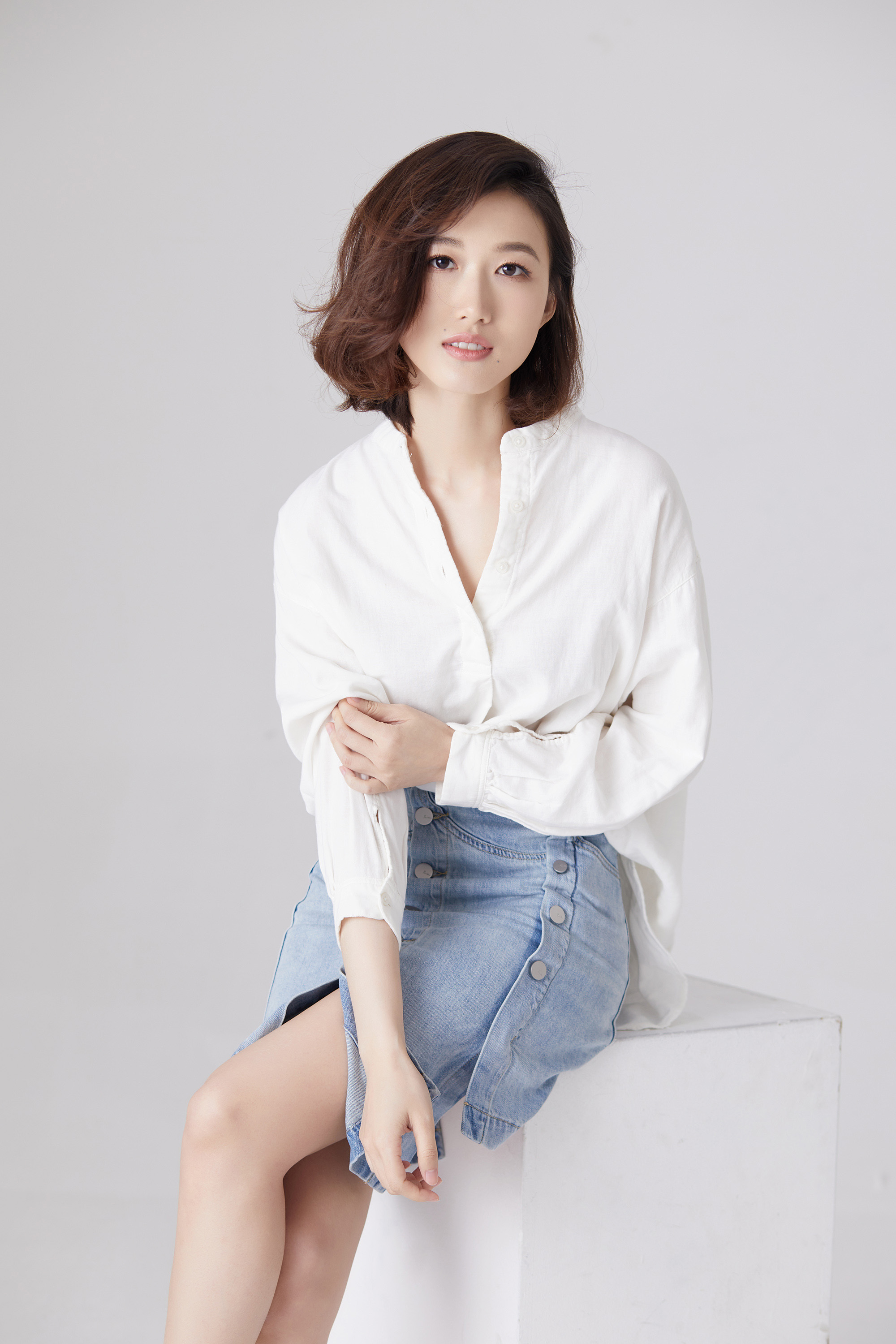 俏皮的半丸子头配上独特的笑颜魅力,英气十足.