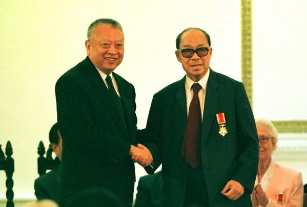 香港"政坛教父"钟士元出殡 港三任特首为其扶灵