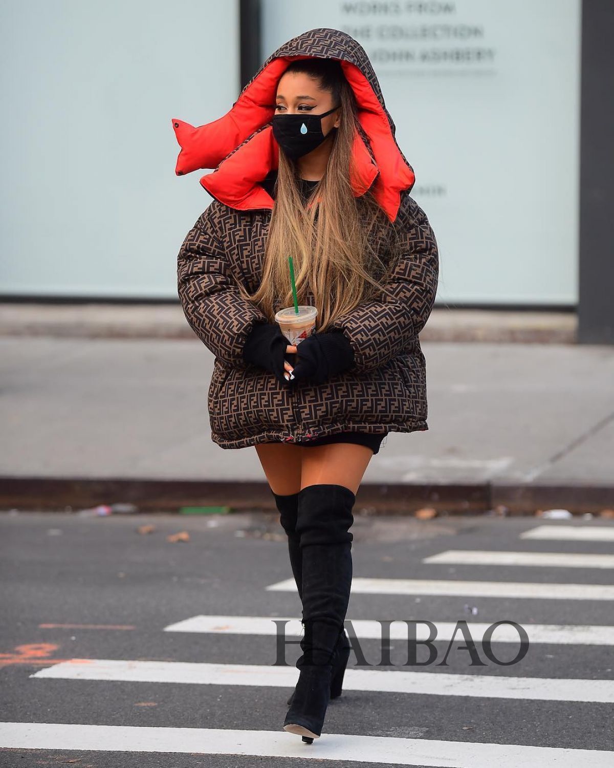 爱莉安娜·格兰德 (ariana grande) 纽约街拍,fendi羽绒服搭配黑色