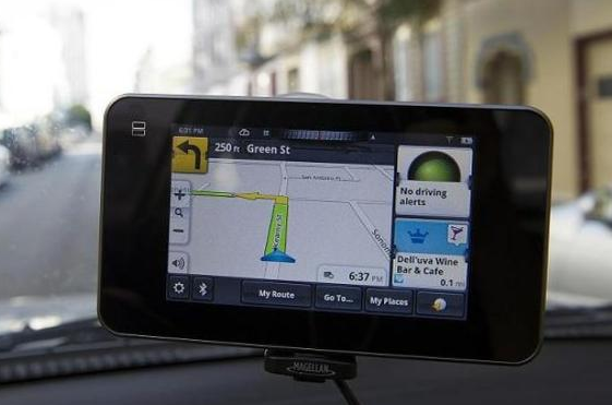 错误使用手机导航隐患多!使用手机导航有妙招,安全行车有保障