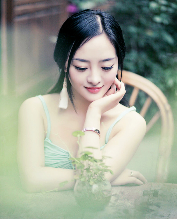 镜头下一个那秀发飘逸的水灵可爱姑娘