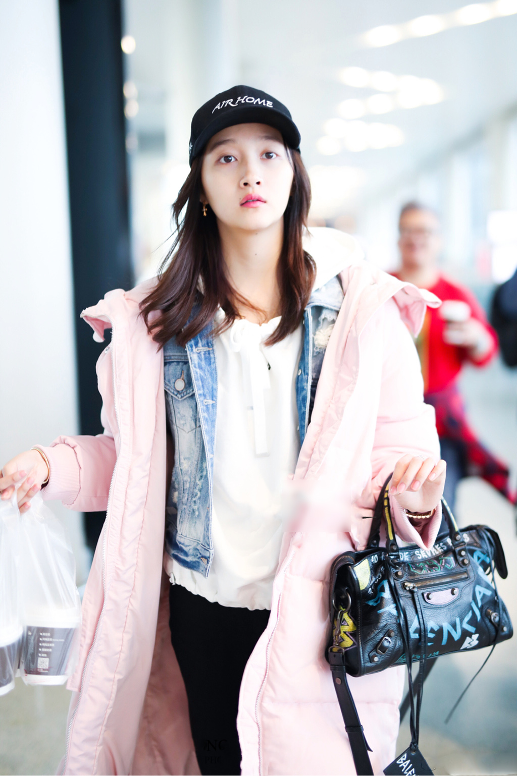 三月桃花开,关晓彤穿一身粉嫩,人比花俏,少女心藏也藏不住!