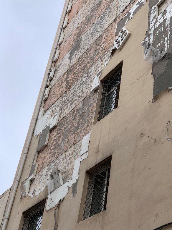 提心吊胆!哈尔滨一居民楼外墙保温板半掉不掉,悬半空,没人管