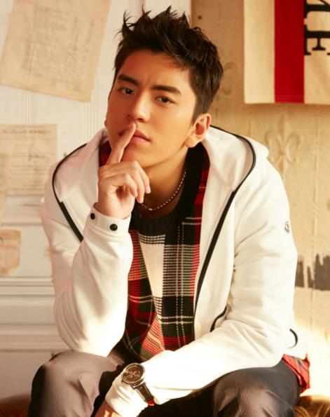 王大陆身穿格子衬衫化身帅气校草,网友:校园王子的既视感,帅气