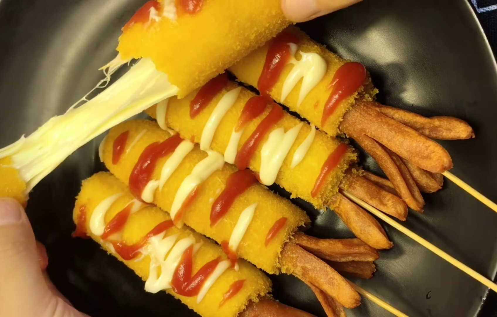 史上最好吃的芝士拉丝热狗棒做法,学会这一招,在家也可以自己做 转载