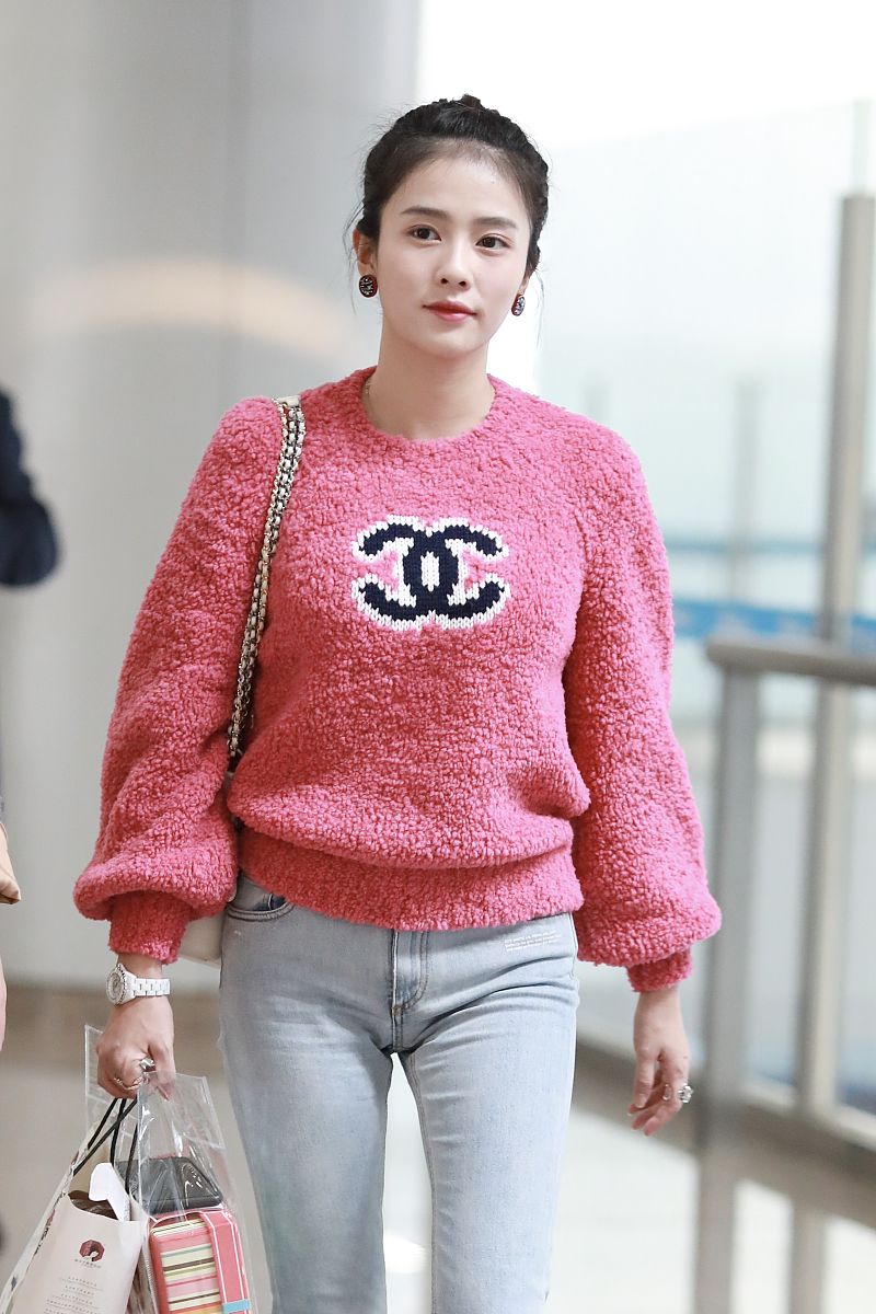 白鹿街拍:chanel桃红色毛衣搭配offwhite铅笔裤 流浪包甜美可人