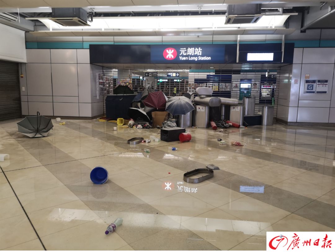 昨晚,香港地铁元朗站暴徒又闹事,拆公共物品堵地铁口|本报记者直击
