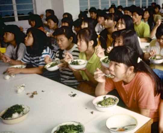 老照片:纪实摄影1990年代的广州,外来工的艰辛生活