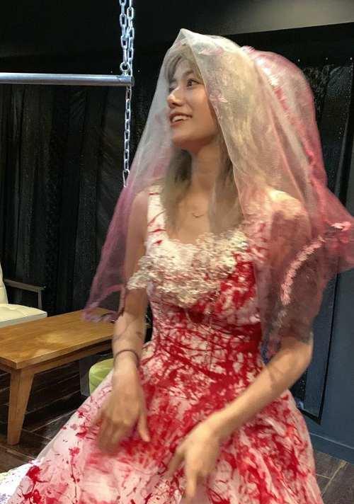 李诞老婆穿"血"婚纱宛如案发现场 谁注意到了黑尾酱手臂上的纹身?