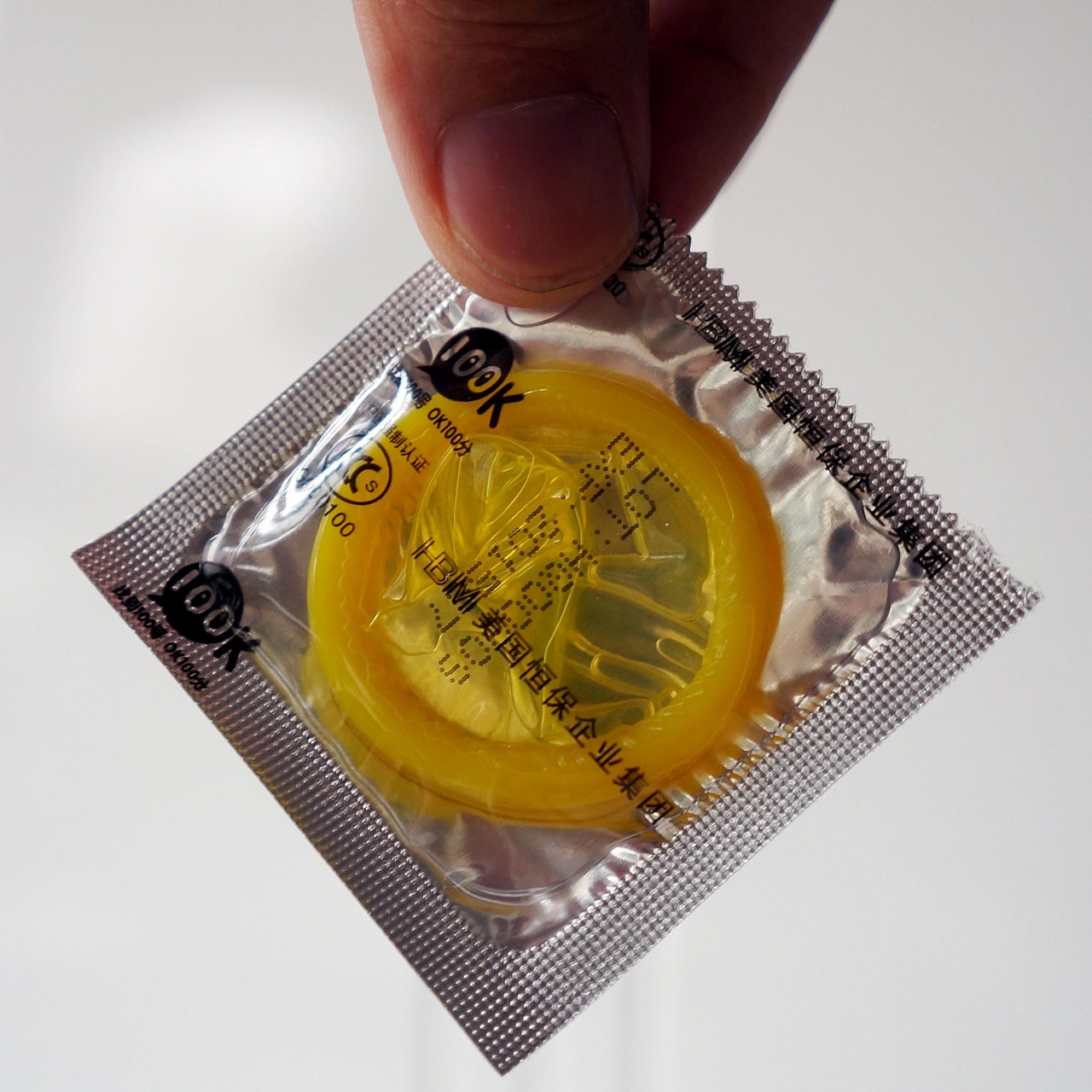 小姑娘偷偷摘了避孕套去药店买避孕药