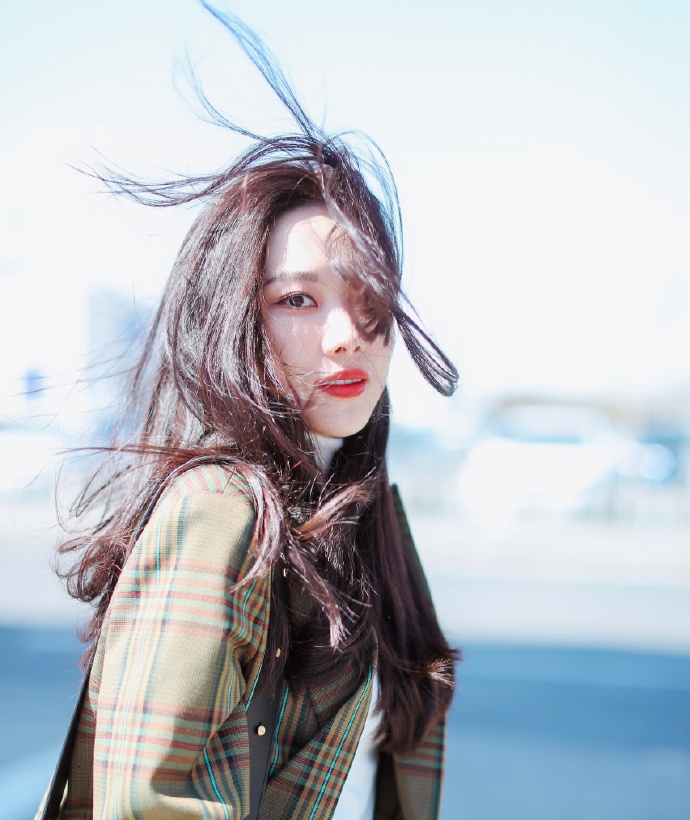 missa王霏霏现身机场,红唇西装气质绝佳,狂风也难以掩盖的美貌