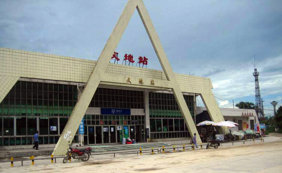 广西玉林博白县一个大镇,拥有火车站,和广东廉江市接壤