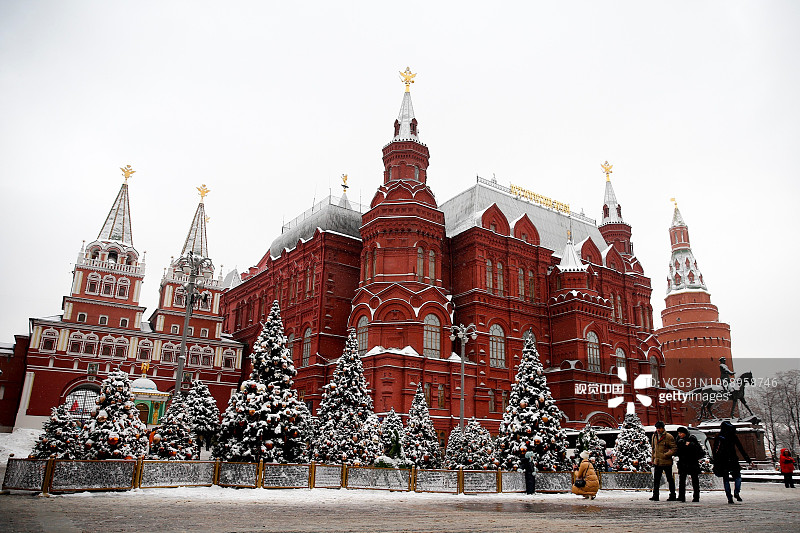 俄罗斯莫斯科迎大雪 民众披"貂绒"在红场欣赏雪景