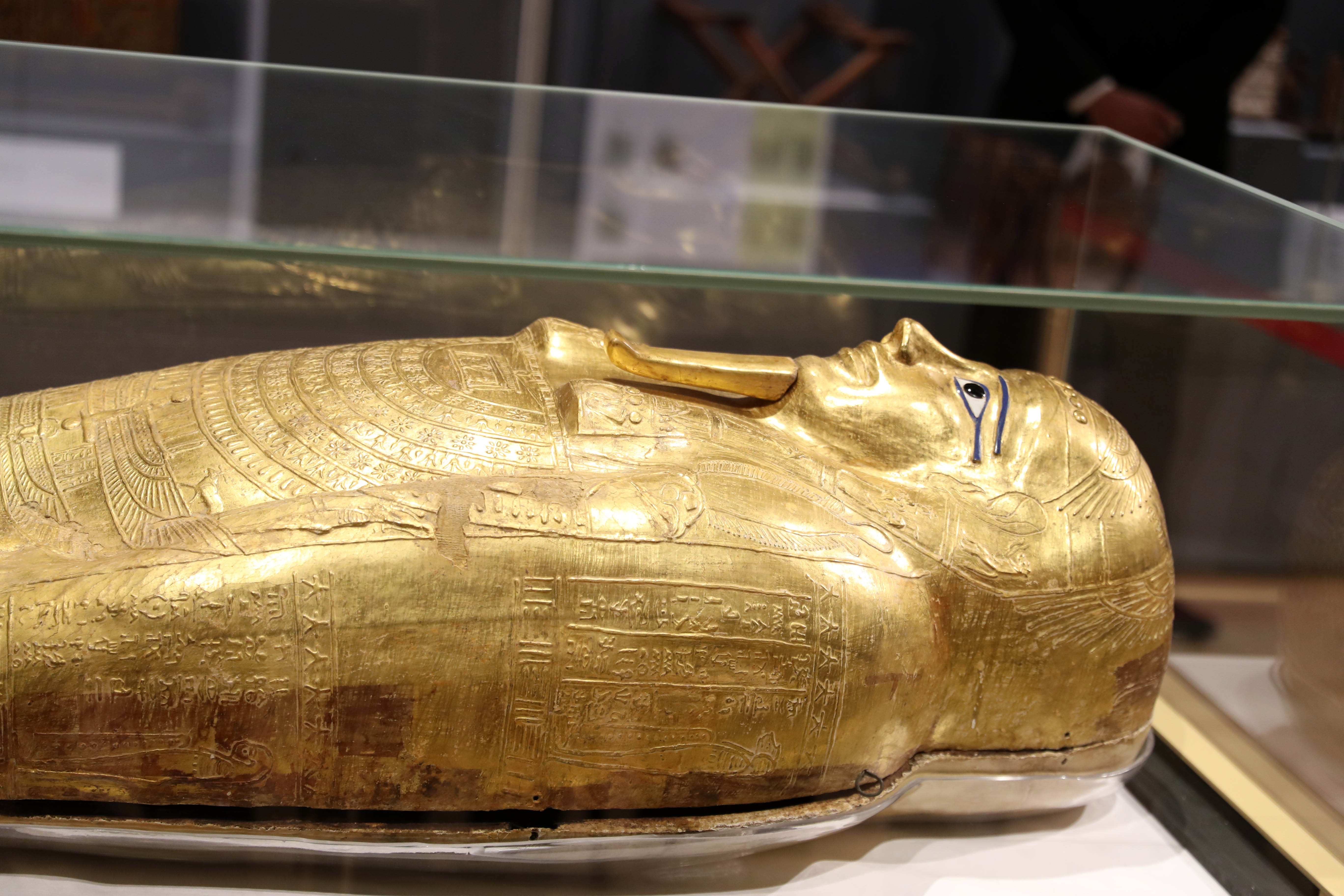 埃及展出被归还的古埃及祭司镀金棺