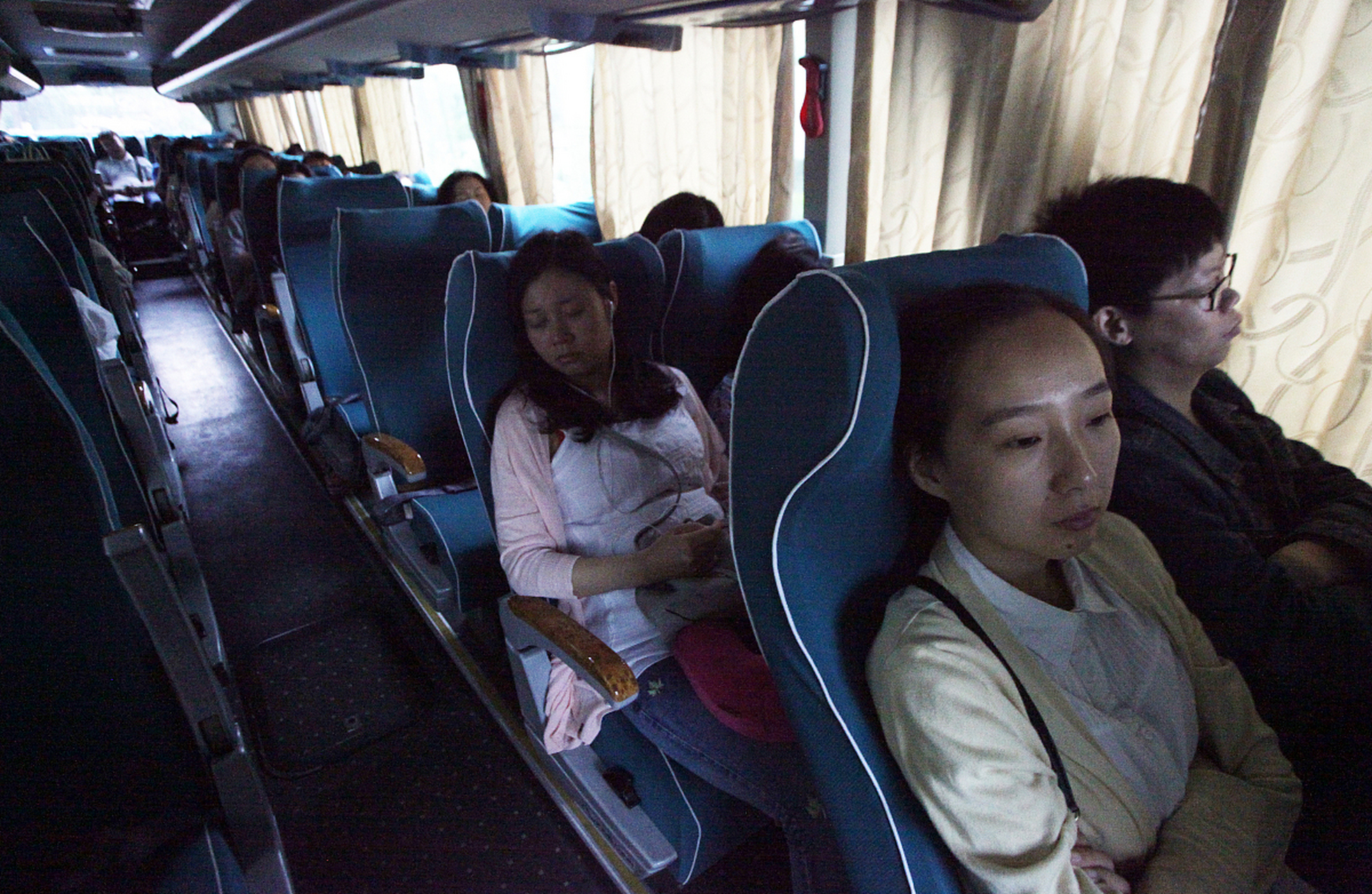 导游不让游客车上睡觉?