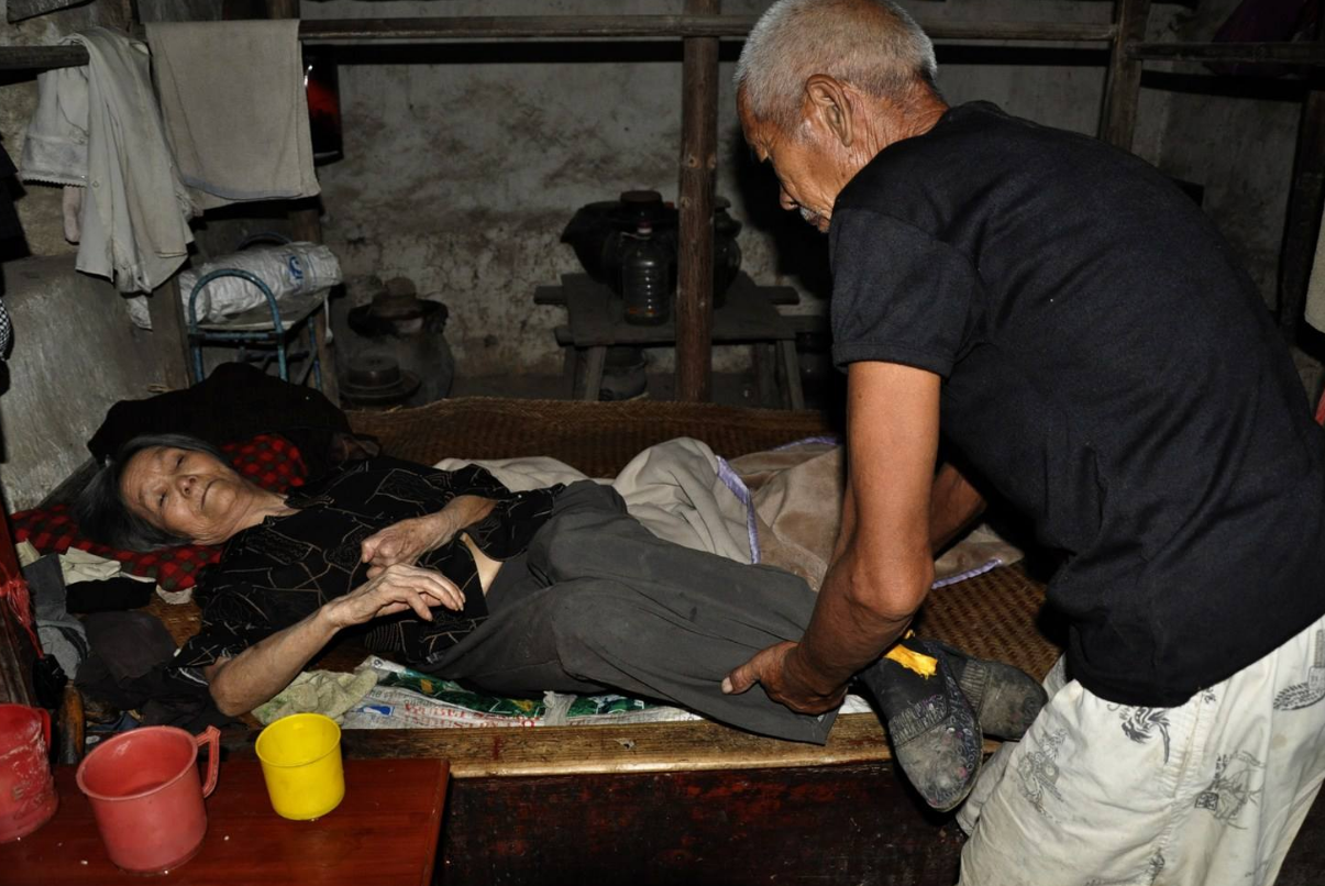 农村空巢老人现象愈演愈烈,晚景凄凉,空巢老人问题根源何在