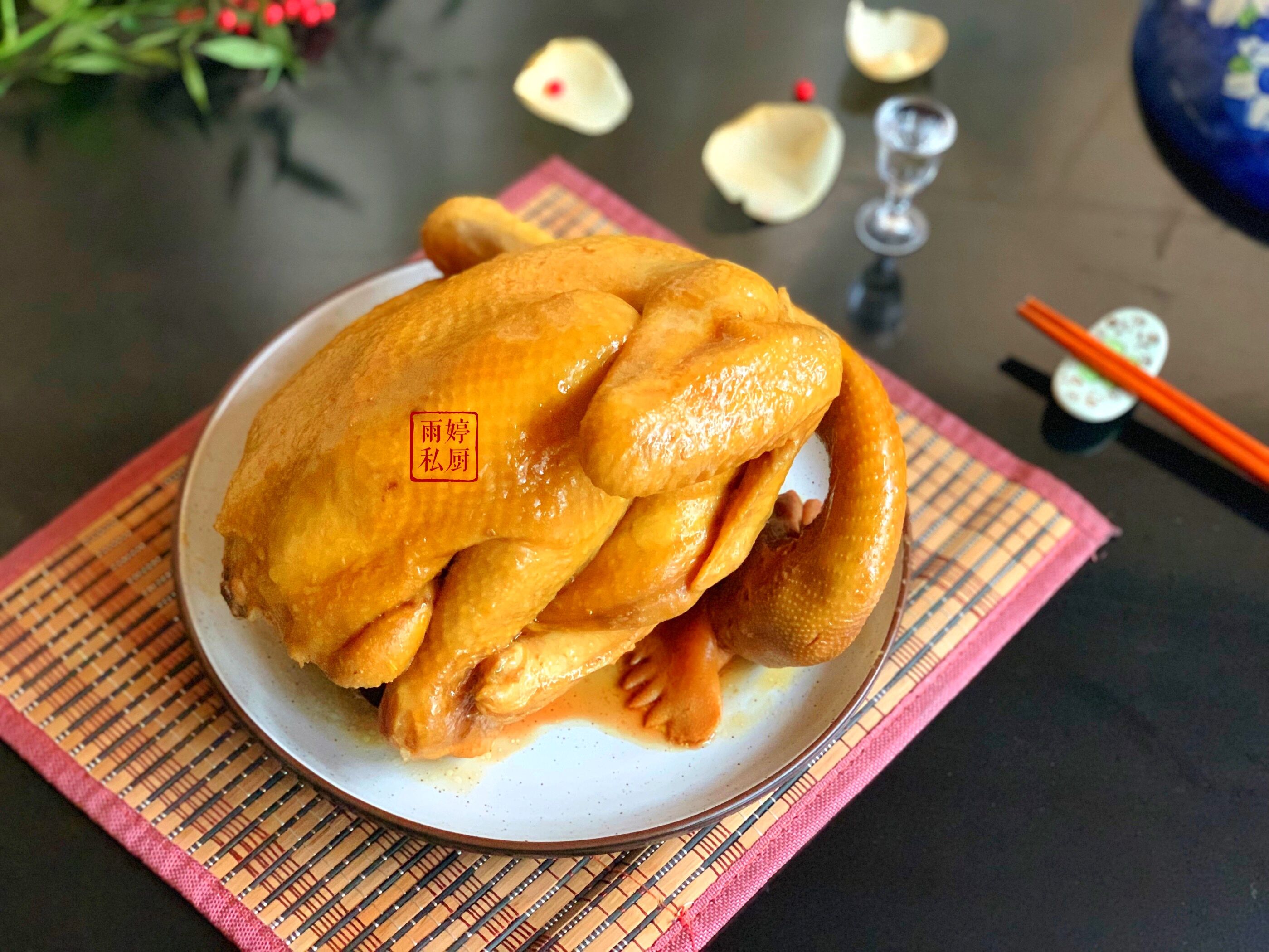 我把整只鸡扔进电饭锅,不加一滴油,出锅后遭疯抢,香到骨头里!