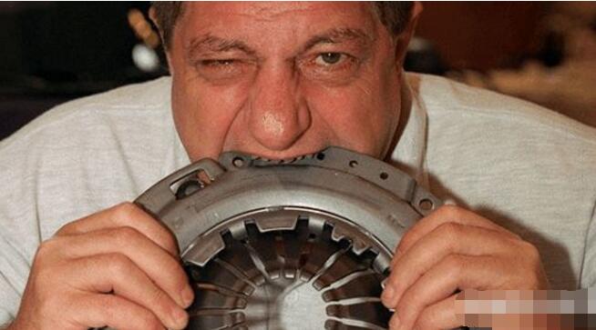 法国铁胃大王米歇尔·洛蒂托,2年吃掉一架飞机,"吃铁"之谜揭晓