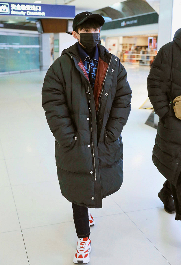 王源前往柏林,长款羽绒服搭高领毛衣超保暖!一双大眼睛乖巧灵动