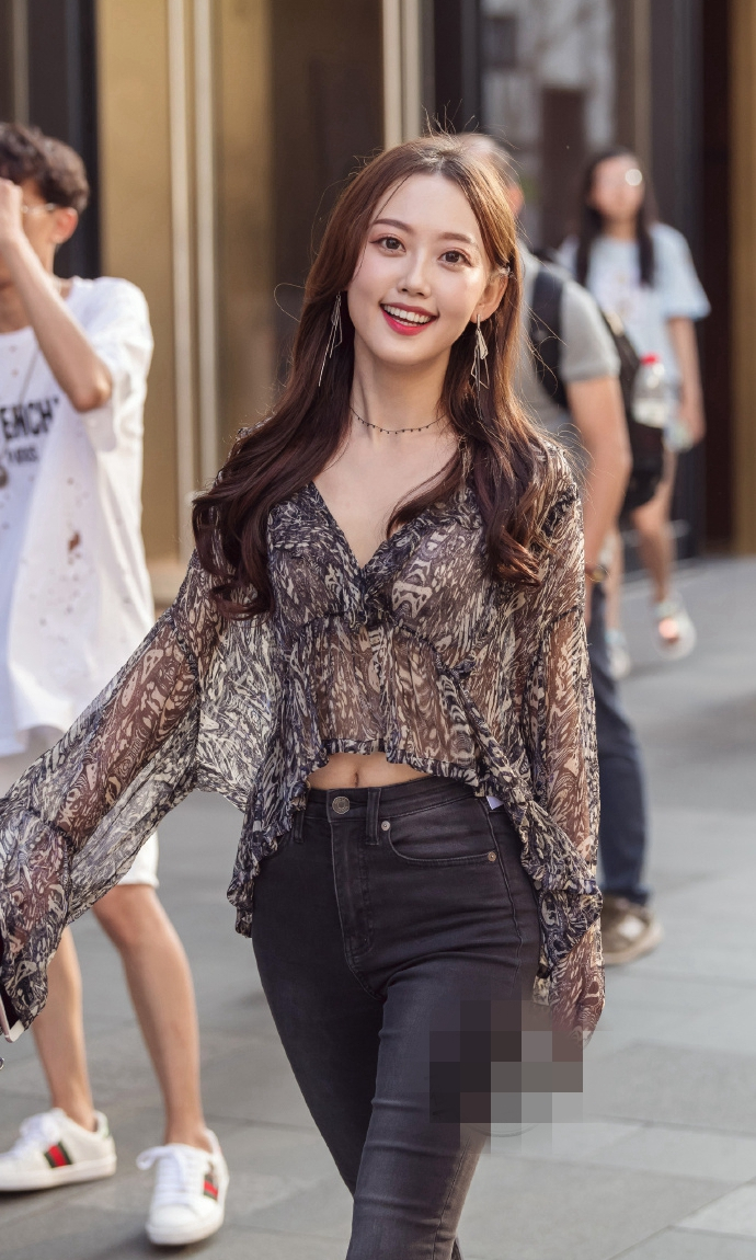 绿色吊带配短裤,戴一顶绿色鸭舌帽,少女是万花丛中一点绿.