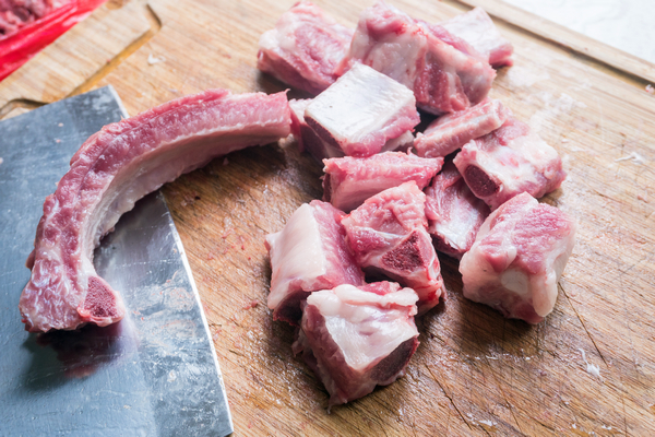 把猪肋排剁成4厘米的排骨段,生姜洗净切片.
