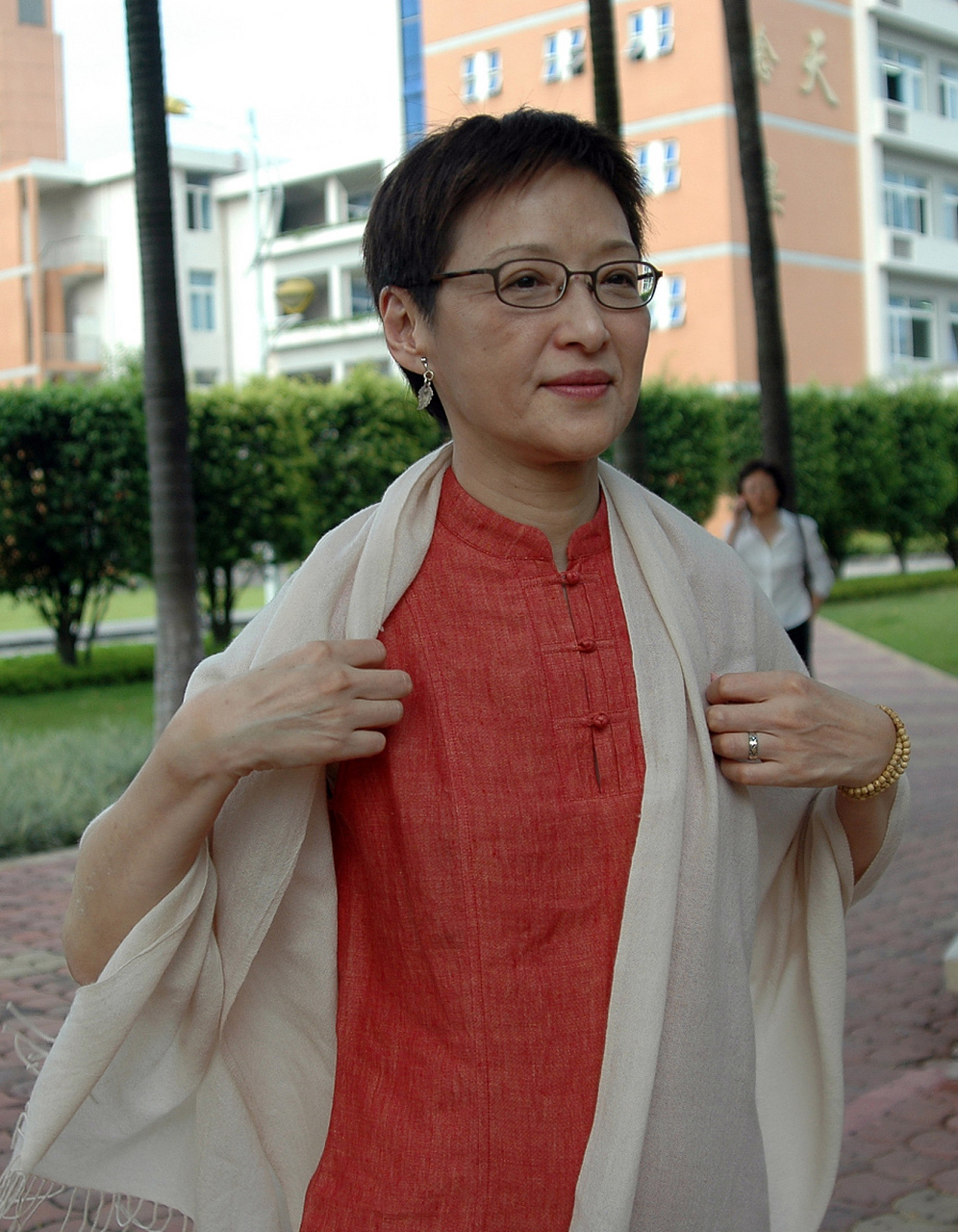 胡因梦真是眼睛动得最成功的女演员之一,雾蒙蒙的双眼,梦幻神秘又脆弱