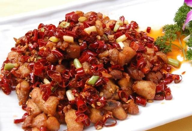 干煸鸡,特色传统名菜,皮酥肉嫩,滋味鲜美,口味香酥,营养丰富