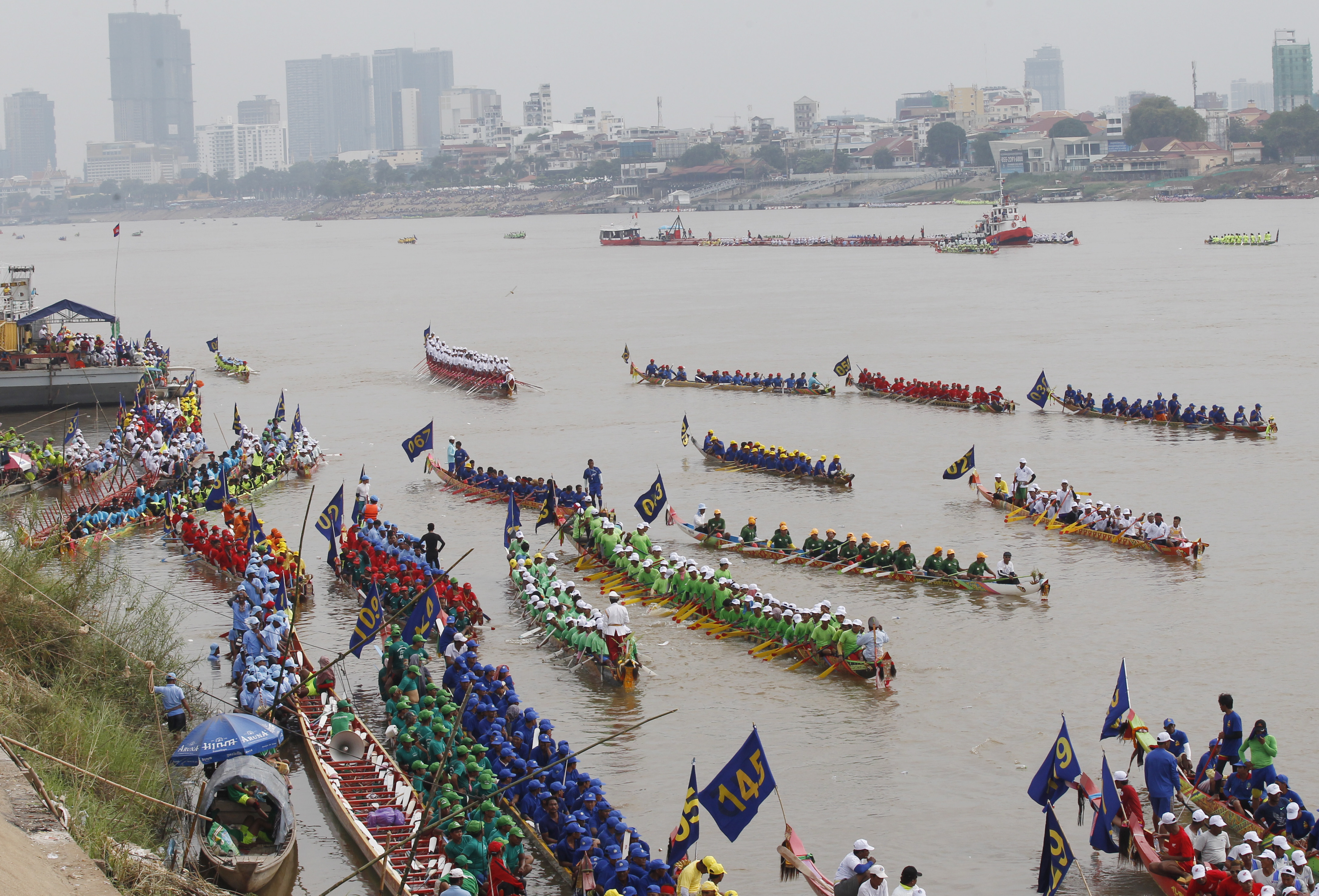 柬埔寨民众庆祝送水节(11)