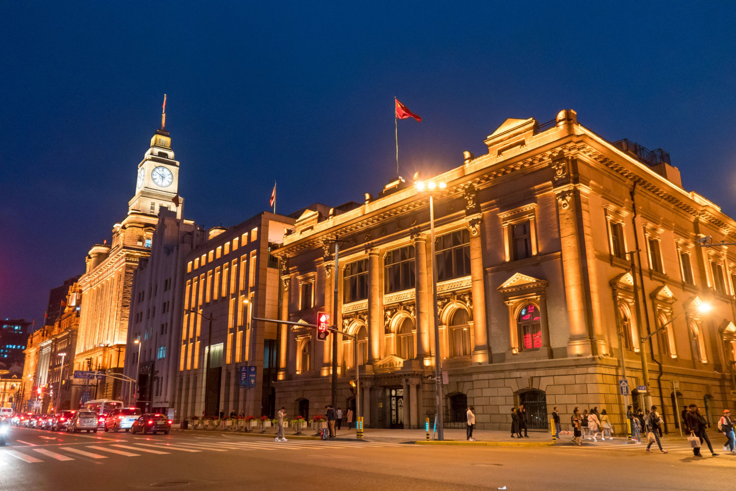 上海外滩历史建筑华灯初上 城市风景美轮美奂