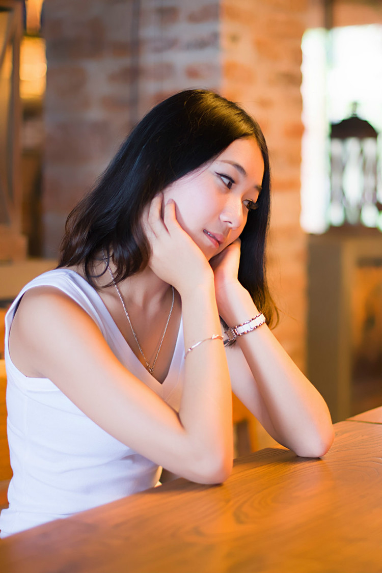 一个在那小吧柔弱灯光下的开心萌妹子