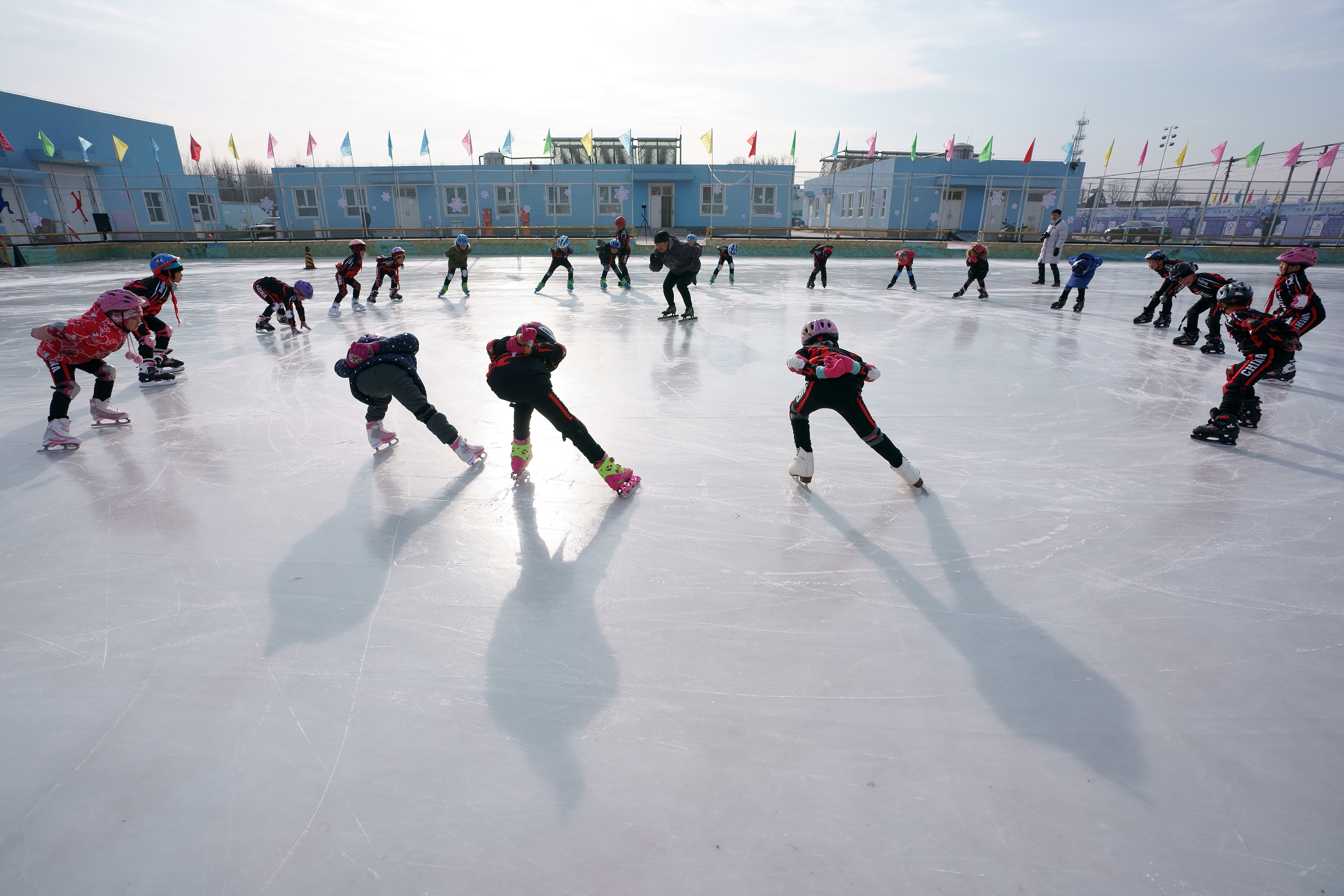 这是1月9日,北京延庆太平庄中心小学二年级学生在冰场上练习滑冰