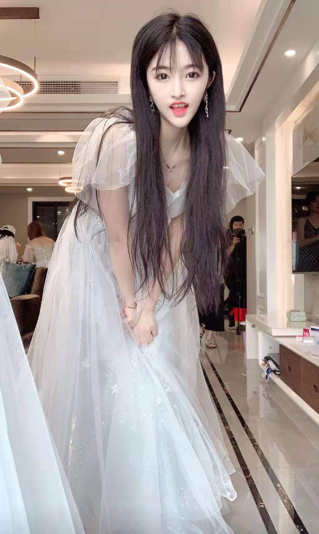 次惑小仙女的百变发型,卷发甜美,短发成熟,而黑直发魅力十足!