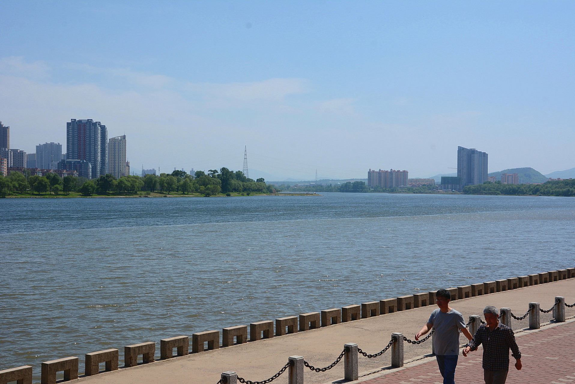 镜头里的春天# 济南的春天是一幅细腻而富有诗意的画卷,玉清湖则收忖