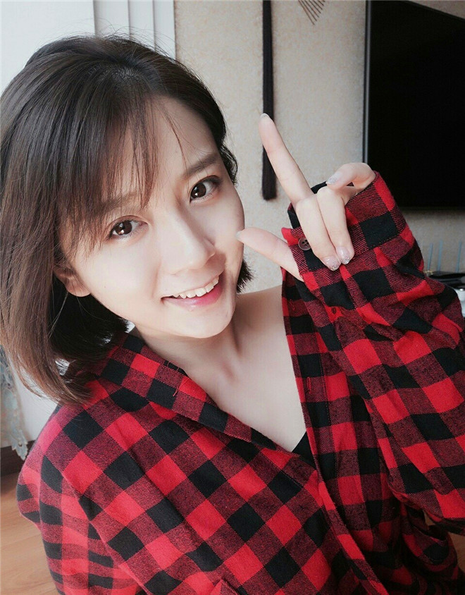 她在《双喜盈门》里饰演郑飞扬,在现实生活中清新亮丽!