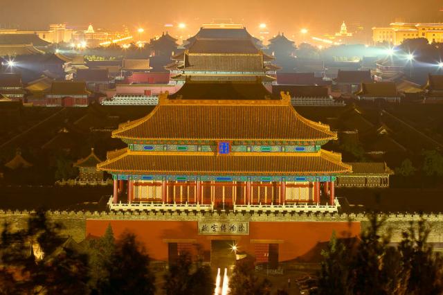 2008年8月9日晚,紫禁城夜景. 2008年8月13日,北京,故宫角楼夜景.
