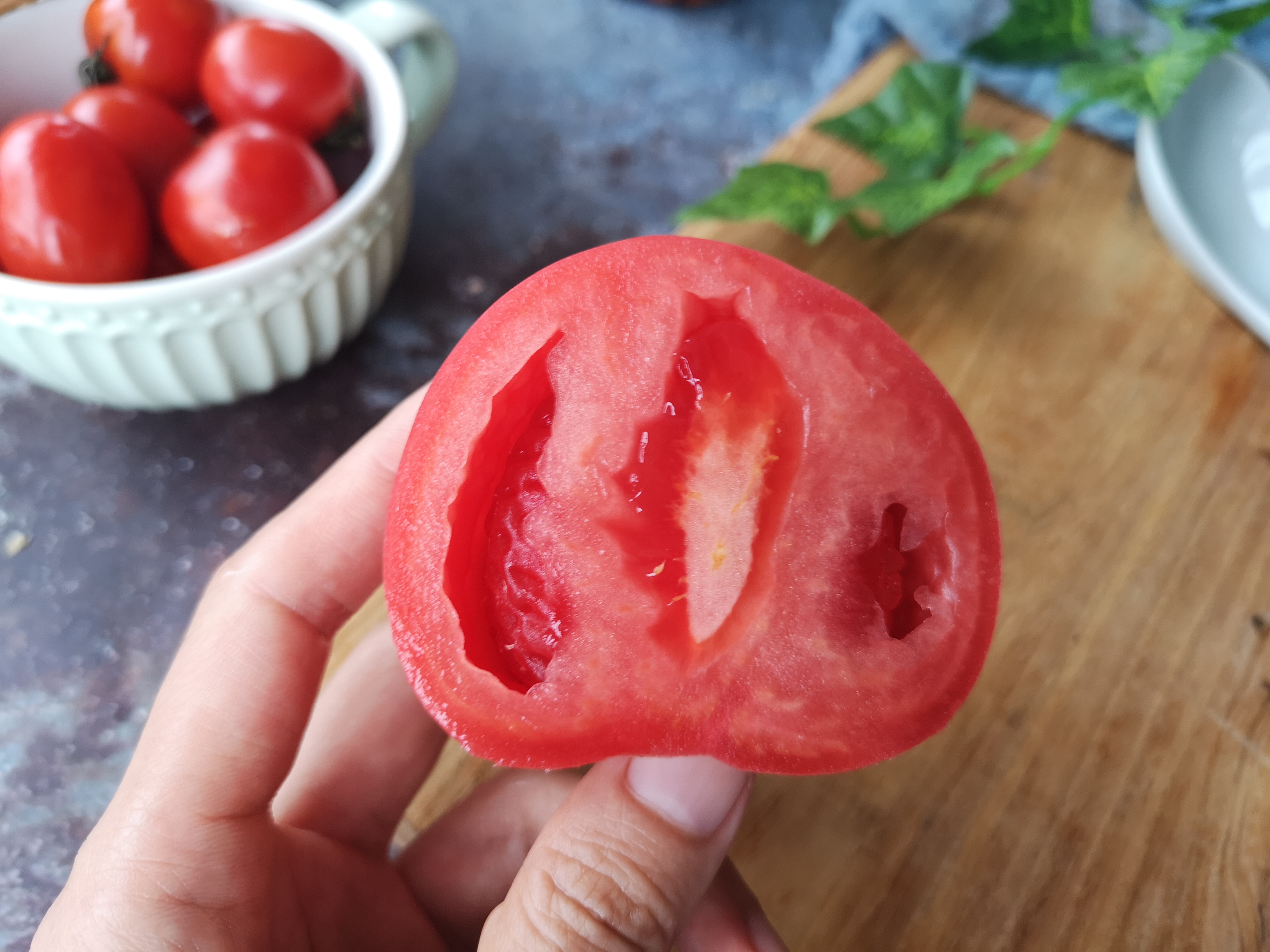 春天买西红柿,不是越红越好吃,这3种番茄不建议买,都是催熟的