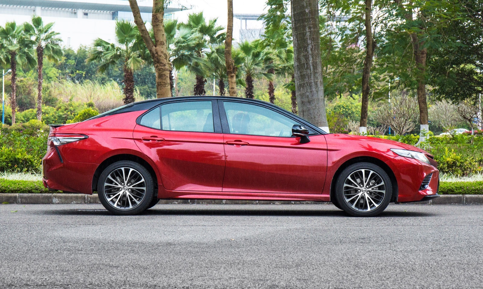 预算23.0w,凯美瑞和君威新能源买哪一个?