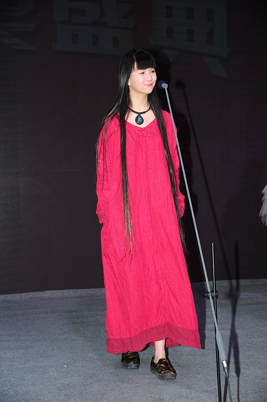 24岁小彩旗晒英国留学生活,穿连体泳衣出海游玩,皮肤黝黑变化大 24岁