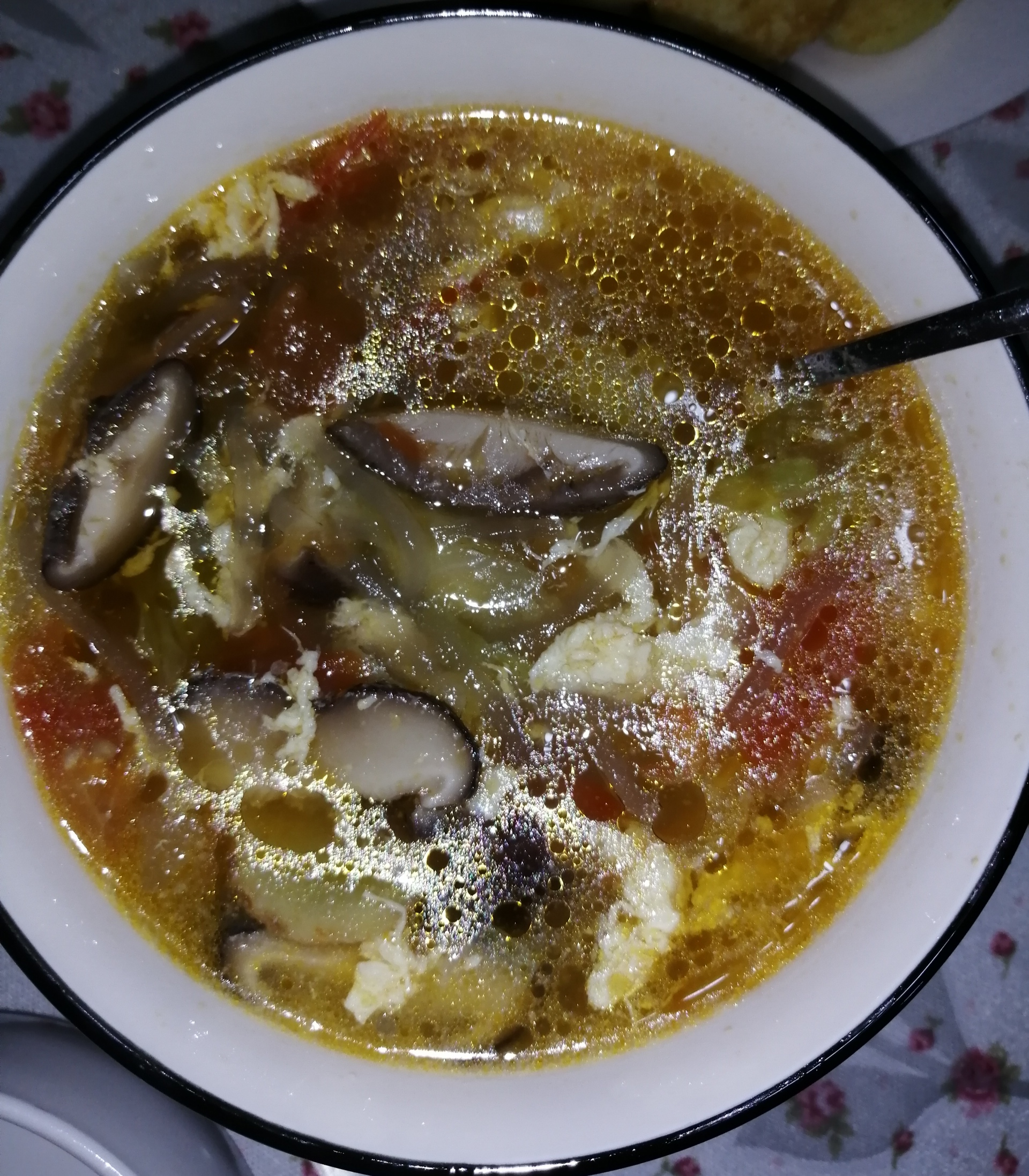 西红柿香菇鸡蛋汤来一碗吗?