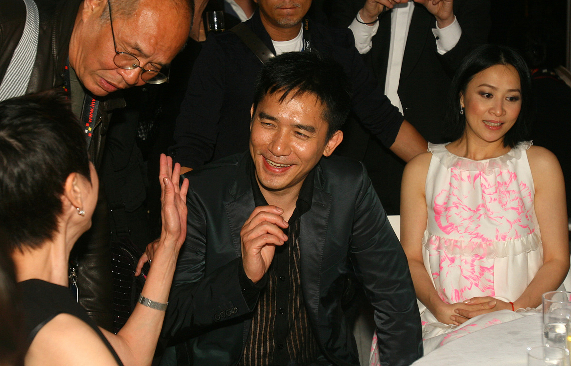 梁朝伟晒滑雪自拍 戴可爱毛绒帽童心十足#梁朝伟#  梁朝伟在社交平台